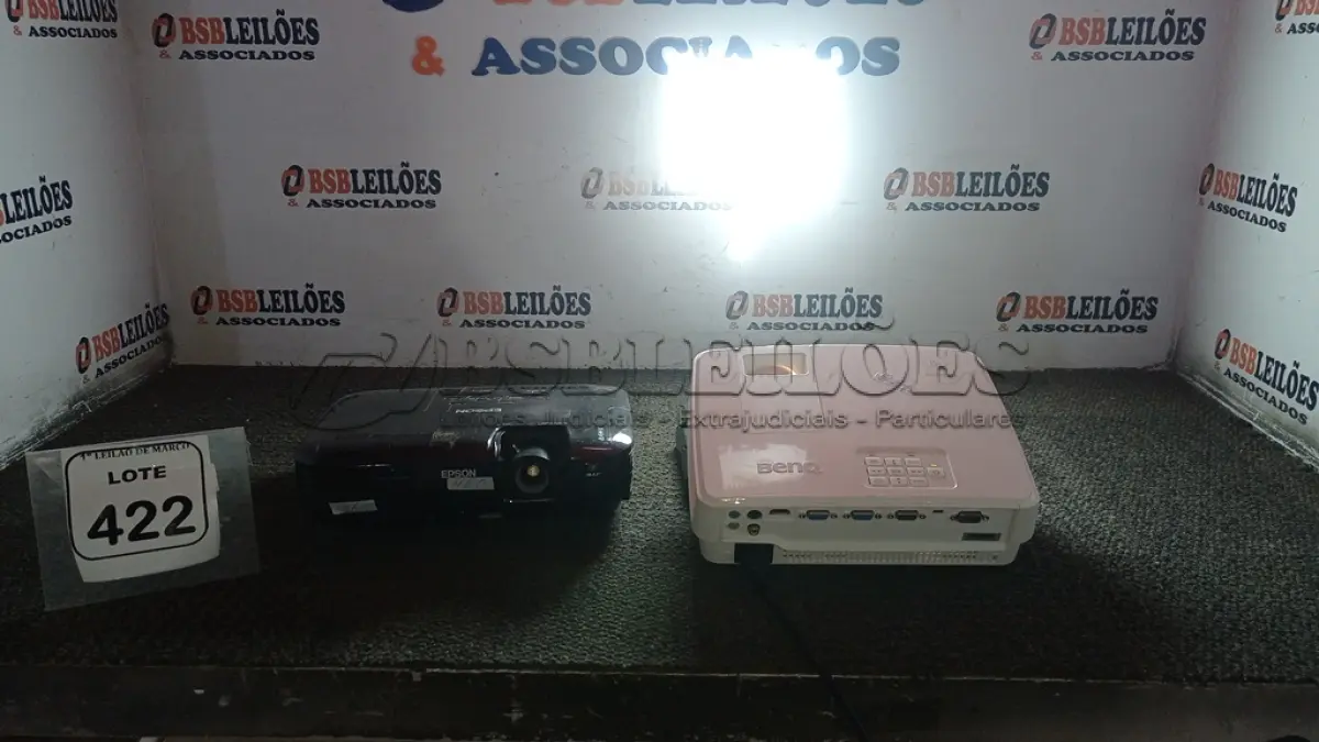 LOTE 422 - 02 PROJETORES MARCA EPSON. (NO ESTADO) ATENÇÃO! FAZER A VISITAÇÃO ANTES DE ARREMATAR, NÃO SABEMOS SE FUNCIONA, LEILÃO NÃO TEM GARANTIA E NEM DEVOLUÇÃO, SUJEITO A POSSÍVEIS AVARIAS VISÍVEIS/OCULTAS E/OU AUSÊNCIA DE COMPONENTES.