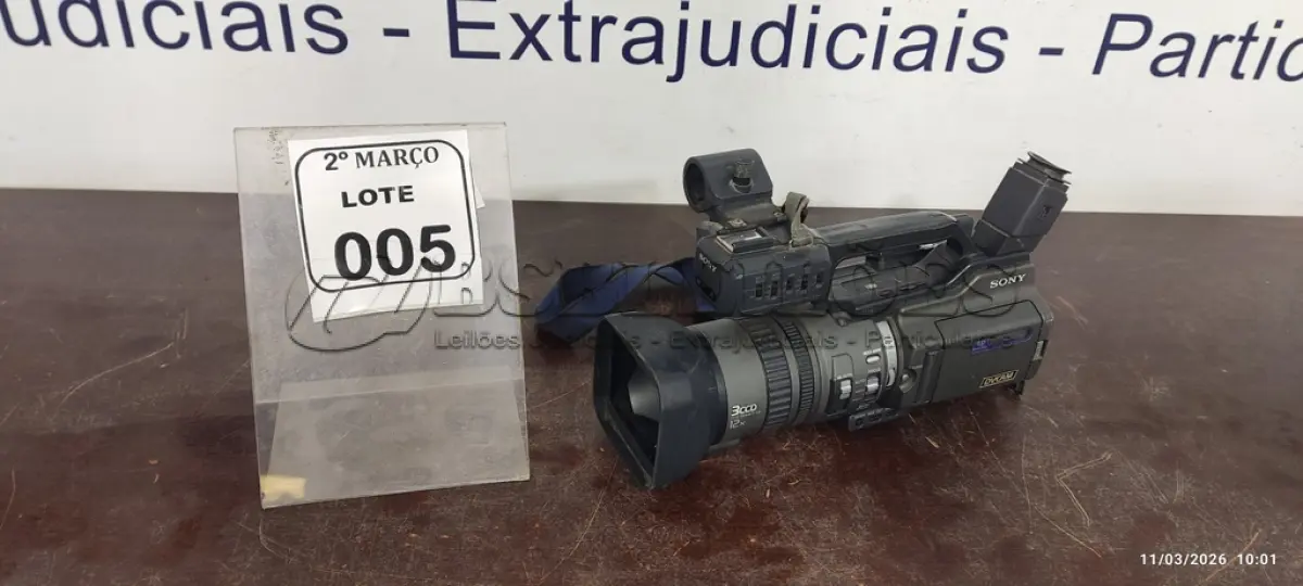 LOTE 005 - 01 FILMADORA MODELO DSR-PD150 MARCA SONY. (NO ESTADO) ATENÇÃO! FAZER A VISITAÇÃO ANTES DE ARREMATAR, NÃO SABEMOS SE FUNCIONA, LEILÃO NÃO TEM GARANTIA E NEM DEVOLUÇÃO, SUJEITO A POSSÍVEIS AVARIAS VISÍVEIS/OCULTAS E/OU AUSÊNCIA DE COMPONENTES.