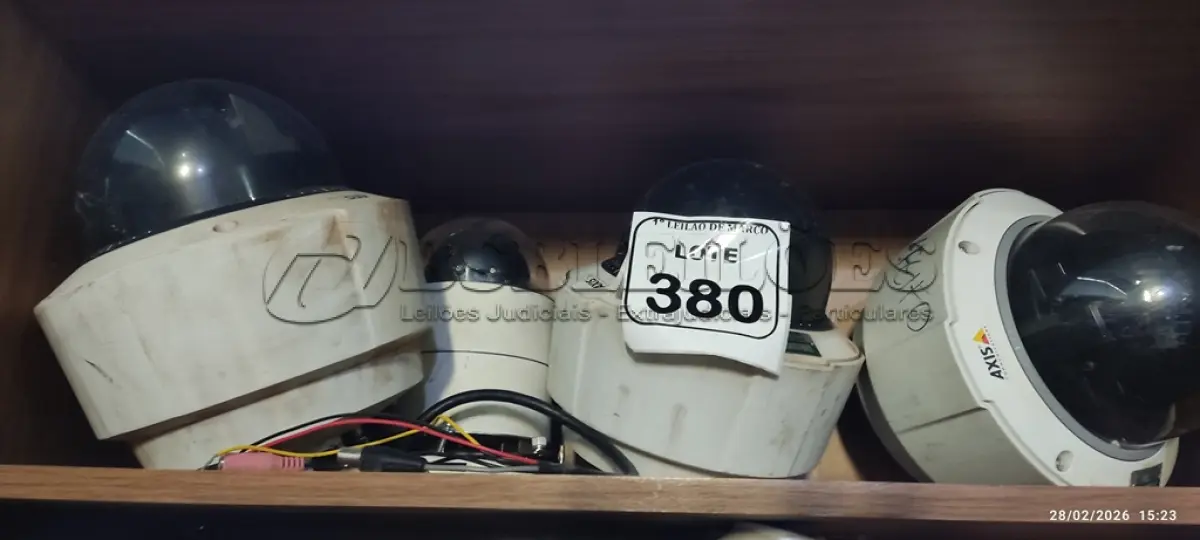 LOTE 380 - 04 CÂMERAS TIPO DOME MARCA AXIS. (NO ESTADO) ATENÇÃO! FAZER A VISITAÇÃO ANTES DE ARREMATAR, NÃO SABEMOS SE FUNCIONA, LEILÃO NÃO TEM GARANTIA E NEM DEVOLUÇÃO, SUJEITO A POSSÍVEIS AVARIAS VISÍVEIS/OCULTAS E/OU AUSÊNCIA DE COMPONENTES.