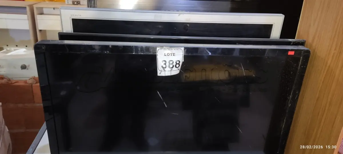 LOTE 388 - 04 TVS LCD DE MARCAS E TAMANHOS DIVERSOS. (NO ESTADO) ATENÇÃO! FAZER A VISITAÇÃO ANTES DE ARREMATAR, NÃO SABEMOS SE FUNCIONA, LEILÃO NÃO TEM GARANTIA E NEM DEVOLUÇÃO, SUJEITO A POSSÍVEIS AVARIAS VISÍVEIS/OCULTAS E/OU AUSÊNCIA DE COMPONENTES.
