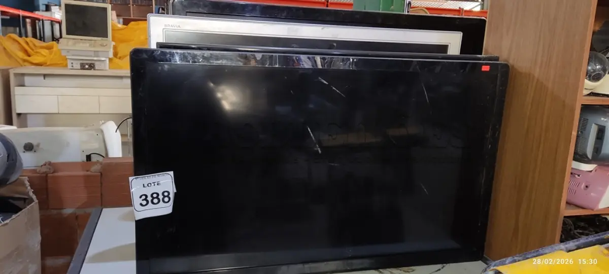 LOTE 388 - 04 TVS LCD DE MARCAS E TAMANHOS DIVERSOS. (NO ESTADO) ATENÇÃO! FAZER A VISITAÇÃO ANTES DE ARREMATAR, NÃO SABEMOS SE FUNCIONA, LEILÃO NÃO TEM GARANTIA E NEM DEVOLUÇÃO, SUJEITO A POSSÍVEIS AVARIAS VISÍVEIS/OCULTAS E/OU AUSÊNCIA DE COMPONENTES.