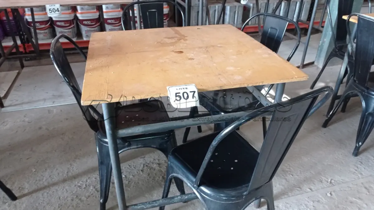 LOTE 507 - 01 MESA DE FERRO COM TAMPO EM MADEIRA E 04 CADEIRAS DE FERRO. (NO ESTADO) ATENÇÃO! FAZER A VISITAÇÃO ANTES DE ARREMATAR, NÃO SABEMOS SE FUNCIONA, LEILÃO NÃO TEM GARANTIA E NEM DEVOLUÇÃO, SUJEITO A POSSÍVEIS AVARIAS VISÍVEIS/OCULTAS E/OU AUSÊNCIA DE COMPONENTES.