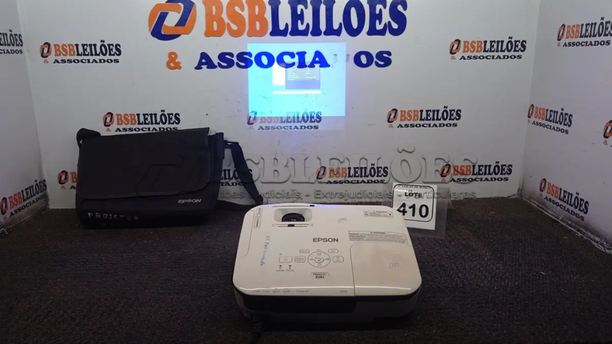 LOTE 410 - 01 PROJETOR MARCA EPSON. (NO ESTADO) ATENÇÃO! FAZER A VISITAÇÃO ANTES DE ARREMATAR, NÃO SABEMOS SE FUNCIONA, LEILÃO NÃO TEM GARANTIA E NEM DEVOLUÇÃO, SUJEITO A POSSÍVEIS AVARIAS VISÍVEIS/OCULTAS E/OU AUSÊNCIA DE COMPONENTES.