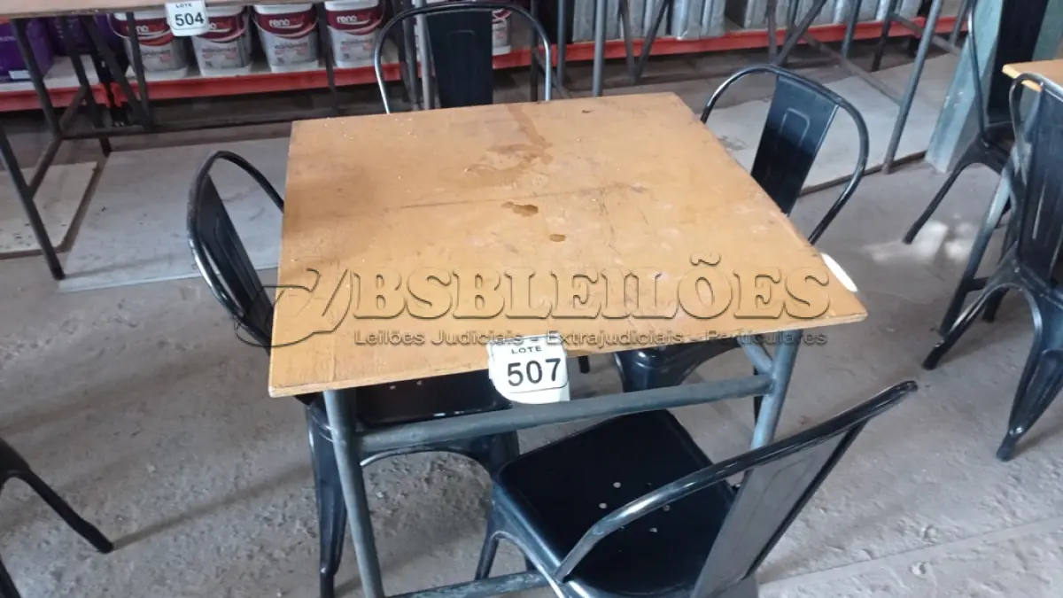 LOTE 507 - 01 MESA DE FERRO COM TAMPO EM MADEIRA E 04 CADEIRAS DE FERRO. (NO ESTADO) ATENÇÃO! FAZER A VISITAÇÃO ANTES DE ARREMATAR, NÃO SABEMOS SE FUNCIONA, LEILÃO NÃO TEM GARANTIA E NEM DEVOLUÇÃO, SUJEITO A POSSÍVEIS AVARIAS VISÍVEIS/OCULTAS E/OU AUSÊNCIA DE COMPONENTES.