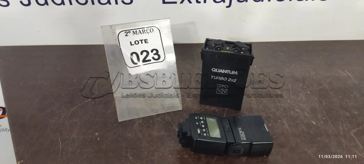 LOTE 023 - 01 FLASH DE CÂMERA MARCA CANON E 01 BATERIA EXTERNA PARA FLASHES DE CÂMERAS MARCA QUANTUM TURBO 2X2. (NO ESTADO) ATENÇÃO! FAZER A VISITAÇÃO ANTES DE ARREMATAR, NÃO SABEMOS SE FUNCIONA, LEILÃO NÃO TEM GARANTIA E NEM DEVOLUÇÃO, SUJEITO A POSSÍVEIS AVARIAS VISÍVEIS/OCULTAS E/OU AUSÊNCIA DE COMPONENTES.