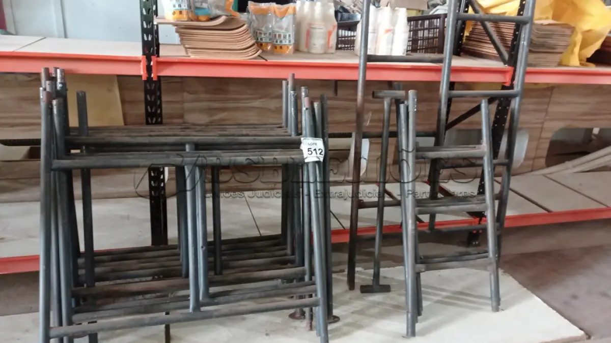 LOTE 512 - 11 PEÇAS DE ANDAIME E 05 PEÇAS DE ESTANTE DE FERRO TUBULAR DESMONTADA. (NO ESTADO) ATENÇÃO! FAZER A VISITAÇÃO ANTES DE ARREMATAR, NÃO SABEMOS SE FUNCIONA, LEILÃO NÃO TEM GARANTIA E NEM DEVOLUÇÃO, SUJEITO A POSSÍVEIS AVARIAS VISÍVEIS/OCULTAS E/OU AUSÊNCIA DE COMPONENTES.