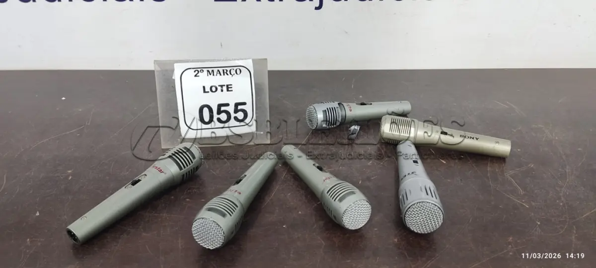 LOTE 055 - 06 MICROFONES DE MARCAS E MODELOS DIVERSOS. (NO ESTADO) ATENÇÃO! FAZER A VISITAÇÃO ANTES DE ARREMATAR, NÃO SABEMOS SE FUNCIONA, LEILÃO NÃO TEM GARANTIA E NEM DEVOLUÇÃO, SUJEITO A POSSÍVEIS AVARIAS VISÍVEIS/OCULTAS E/OU AUSÊNCIA DE COMPONENTES.