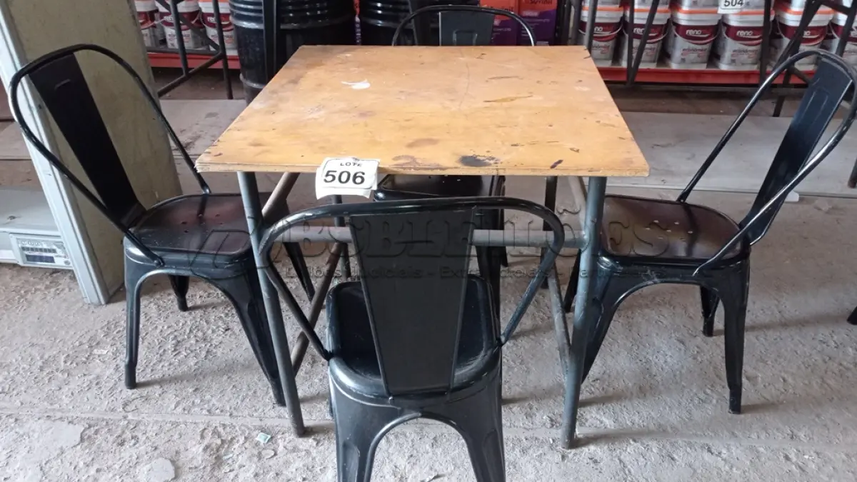 LOTE 506 - 01 MESA DE FERRO COM TAMPO EM MADEIRA E 04 CADEIRAS DE FERRO. (NO ESTADO) ATENÇÃO! FAZER A VISITAÇÃO ANTES DE ARREMATAR, NÃO SABEMOS SE FUNCIONA, LEILÃO NÃO TEM GARANTIA E NEM DEVOLUÇÃO, SUJEITO A POSSÍVEIS AVARIAS VISÍVEIS/OCULTAS E/OU AUSÊNCIA DE COMPONENTES.
