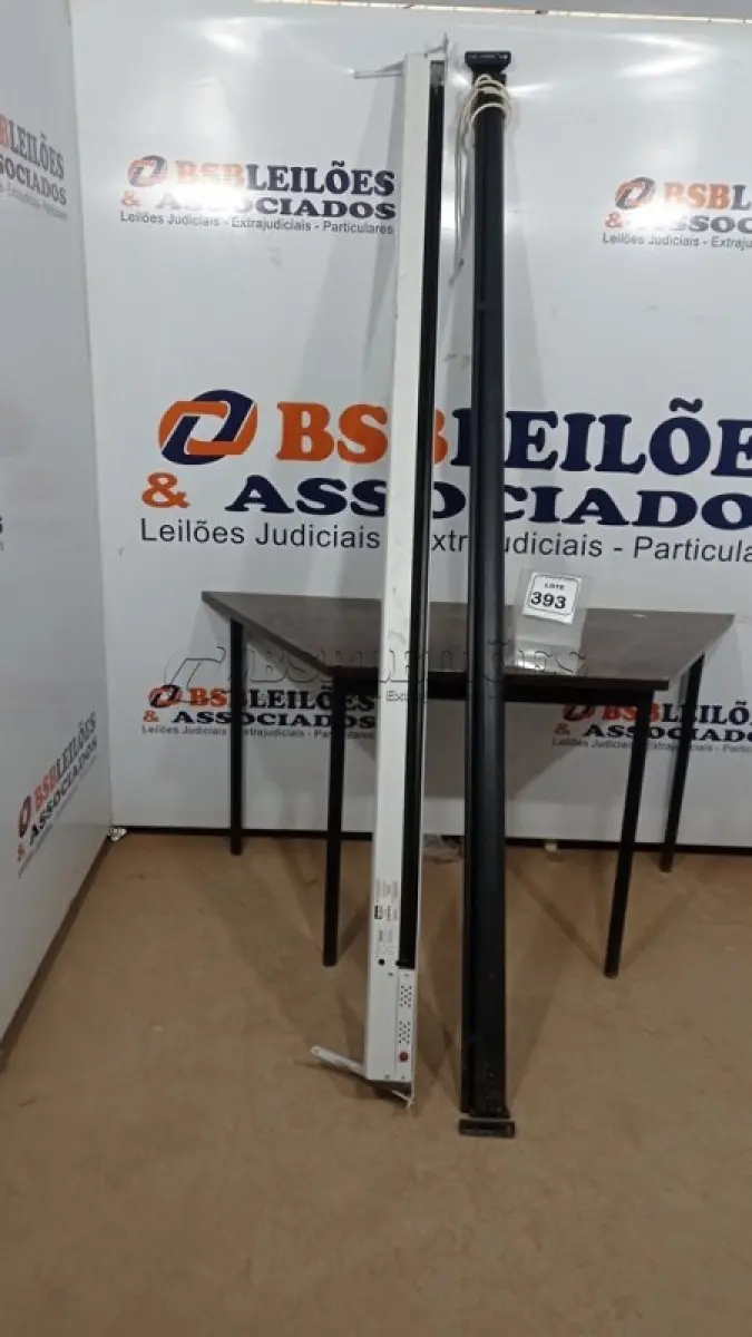 LOTE 393 - 02 TELAS DE PROJEÇÃO. (NO ESTADO) ATENÇÃO! FAZER A VISITAÇÃO ANTES DE ARREMATAR, NÃO SABEMOS SE FUNCIONA, LEILÃO NÃO TEM GARANTIA E NEM DEVOLUÇÃO, SUJEITO A POSSÍVEIS AVARIAS VISÍVEIS/OCULTAS E/OU AUSÊNCIA DE COMPONENTES.