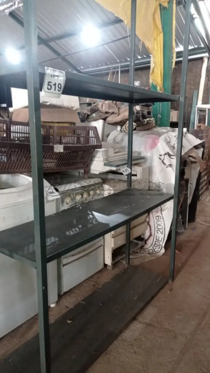 LOTE 519 - 01 ESTANTE DE FERRO DE 1,40X2,25M. (NO ESTADO) ATENÇÃO! FAZER A VISITAÇÃO ANTES DE ARREMATAR, NÃO SABEMOS SE FUNCIONA, LEILÃO NÃO TEM GARANTIA E NEM DEVOLUÇÃO, SUJEITO A POSSÍVEIS AVARIAS VISÍVEIS/OCULTAS E/OU AUSÊNCIA DE COMPONENTES.
