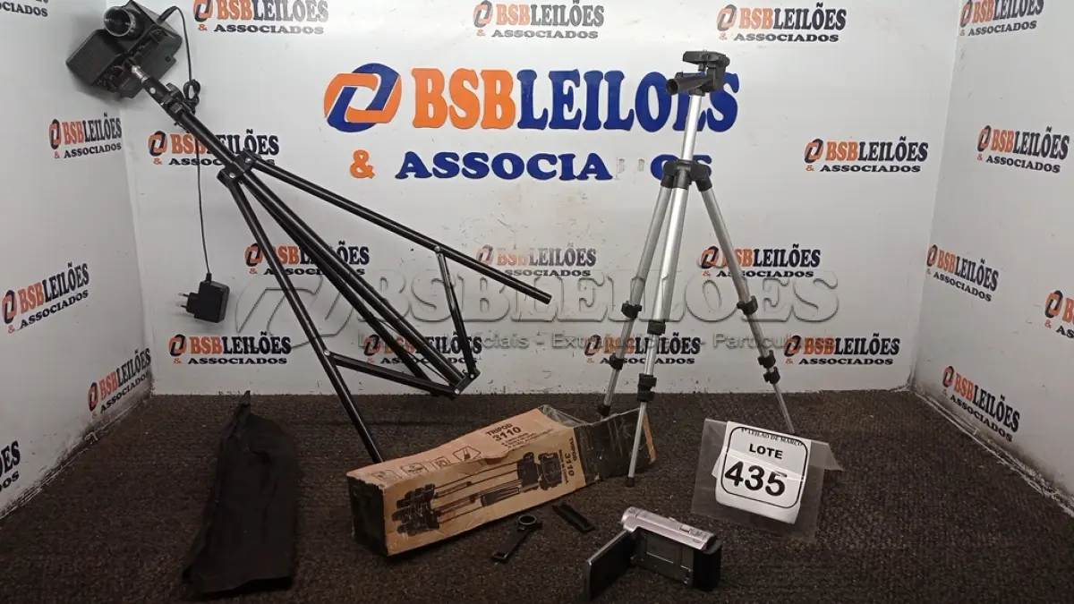 LOTE 435 - 01 PROJETOR PEQUENO COM TRIPÉ, 01 TRIPE PEQUENO E 01 FILMADORA MARCA SONY. (NO ESTADO) ATENÇÃO! FAZER A VISITAÇÃO ANTES DE ARREMATAR, NÃO SABEMOS SE FUNCIONA, LEILÃO NÃO TEM GARANTIA E NEM DEVOLUÇÃO, SUJEITO A POSSÍVEIS AVARIAS VISÍVEIS/OCULTAS E/OU AUSÊNCIA DE COMPONENTES.