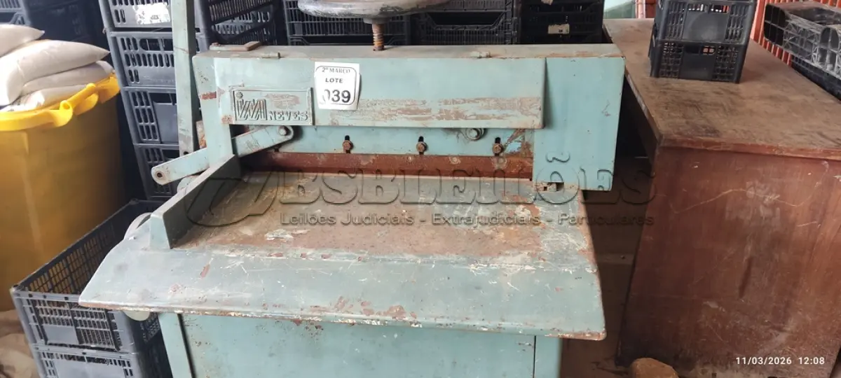 LOTE 039 - 01 GUILHOTINA INDUSTRIAL MANUAL MARCA VM NEVES. (NO ESTADO) ATENÇÃO! FAZER A VISITAÇÃO ANTES DE ARREMATAR, NÃO SABEMOS SE FUNCIONA, LEILÃO NÃO TEM GARANTIA E NEM DEVOLUÇÃO, SUJEITO A POSSÍVEIS AVARIAS VISÍVEIS/OCULTAS E/OU AUSÊNCIA DE COMPONENTES.