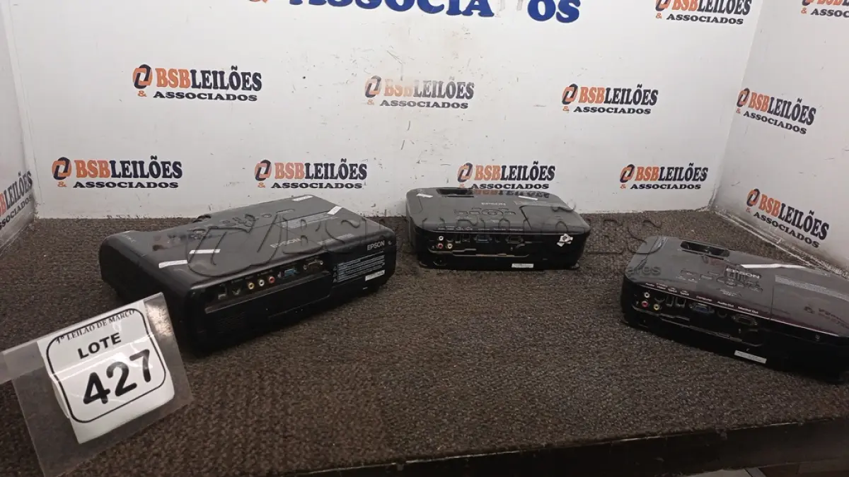 LOTE 427 - 03 PROJETORES MARCA EPSON. (NO ESTADO) ATENÇÃO! FAZER A VISITAÇÃO ANTES DE ARREMATAR, NÃO SABEMOS SE FUNCIONA, LEILÃO NÃO TEM GARANTIA E NEM DEVOLUÇÃO, SUJEITO A POSSÍVEIS AVARIAS VISÍVEIS/OCULTAS E/OU AUSÊNCIA DE COMPONENTES.