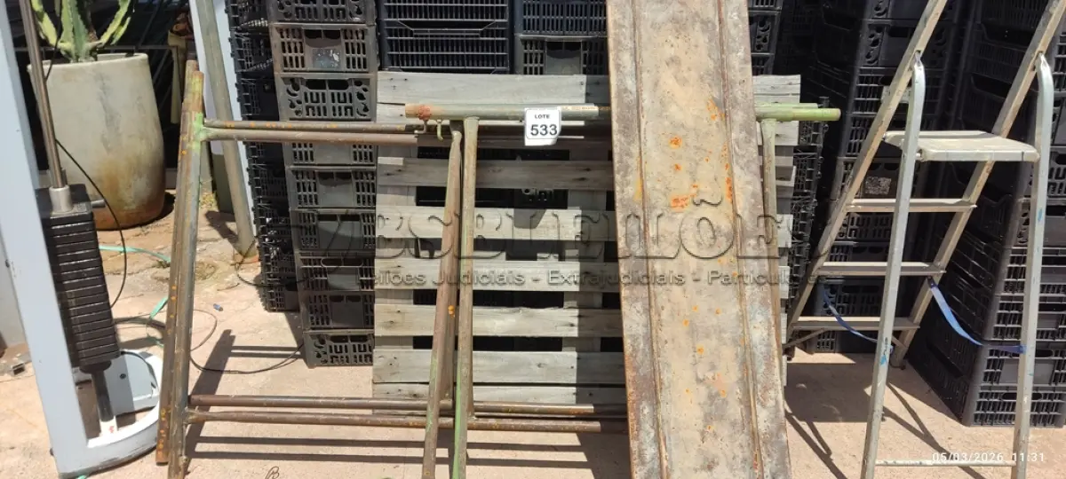 LOTE 533 - 02 PEÇAS DE ANDAIME DE 1X1,5M, 02 PEÇAS DE ANDAIME DE 1X1M E 02 PISOS METÁLICOS DE 1,5M. (NO ESTADO) ATENÇÃO! FAZER A VISITAÇÃO ANTES DE ARREMATAR, NÃO SABEMOS SE FUNCIONA, LEILÃO NÃO TEM GARANTIA E NEM DEVOLUÇÃO, SUJEITO A POSSÍVEIS AVARIAS VISÍVEIS/OCULTAS E/OU AUSÊNCIA DE COMPONENTES.