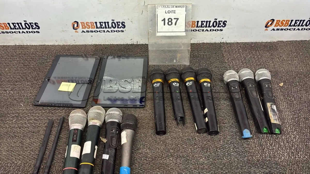 LOTE 187 - 02 TABLETS MARCA MULTILASER E 11 MICROFONES DE MARCAS E MODELOS DIVERSOS. (NO ESTADO) ATENÇÃO! FAZER A VISITAÇÃO ANTES DE ARREMATAR, NÃO SABEMOS SE FUNCIONA, LEILÃO NÃO TEM GARANTIA E NEM DEVOLUÇÃO, SUJEITO A POSSÍVEIS AVARIAS VISÍVEIS/OCULTAS E/OU AUSÊNCIA DE COMPONENTES.