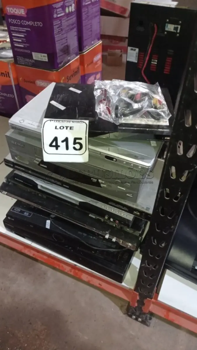 LOTE 415 - 01 LOTE COM VÁRIOS APARELHOS DE DVD DE MARCAS E MODELOS DIVERSOS. (NO ESTADO) ATENÇÃO! FAZER A VISITAÇÃO ANTES DE ARREMATAR, NÃO SABEMOS SE FUNCIONA, LEILÃO NÃO TEM GARANTIA E NEM DEVOLUÇÃO, SUJEITO A POSSÍVEIS AVARIAS VISÍVEIS/OCULTAS E/OU AUSÊNCIA DE COMPONENTES.