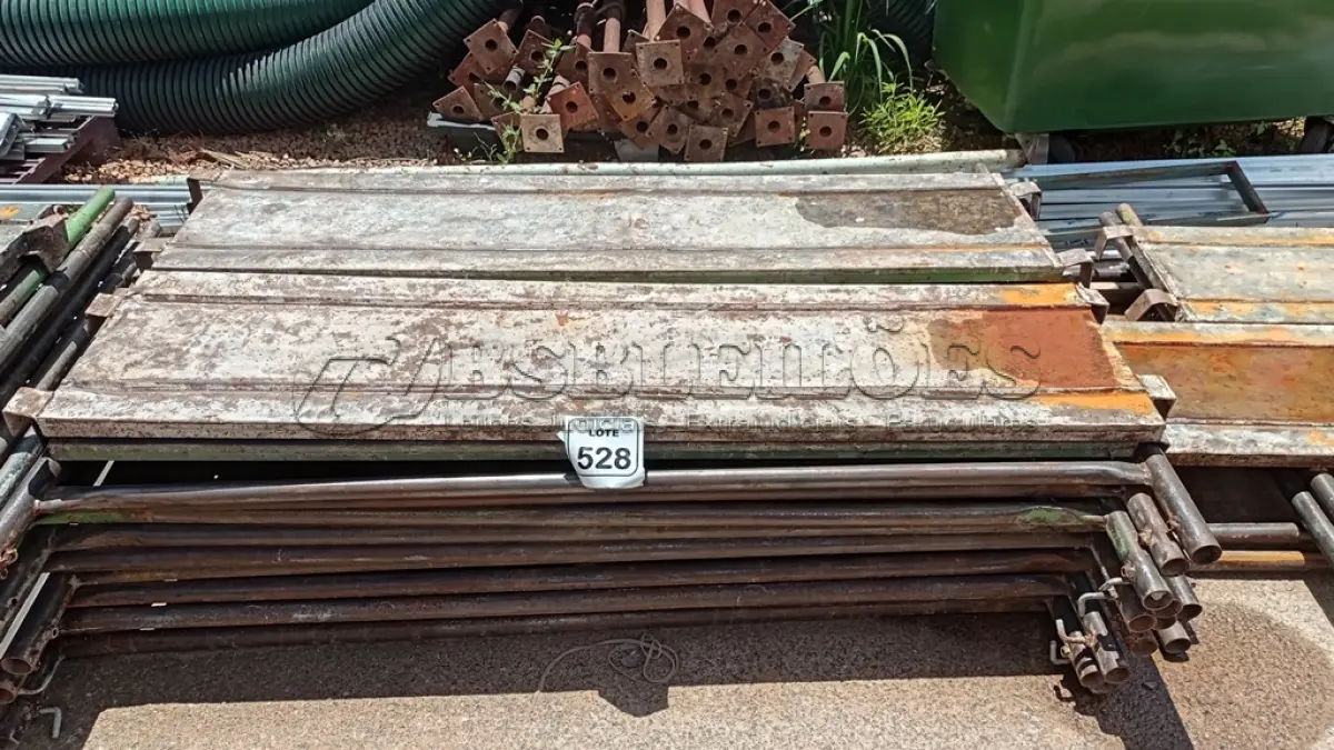 LOTE 528 - 10 PEÇAS DE ANDAIMES DE 1X1,5M E 04 PISOS METÁLICOS. (NO ESTADO) ATENÇÃO! FAZER A VISITAÇÃO ANTES DE ARREMATAR, NÃO SABEMOS SE FUNCIONA, LEILÃO NÃO TEM GARANTIA E NEM DEVOLUÇÃO, SUJEITO A POSSÍVEIS AVARIAS VISÍVEIS/OCULTAS E/OU AUSÊNCIA DE COMPONENTES.