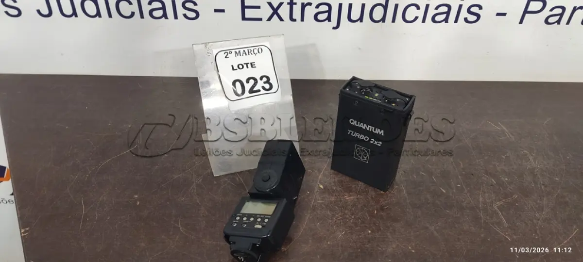 LOTE 023 - 01 FLASH DE CÂMERA MARCA CANON E 01 BATERIA EXTERNA PARA FLASHES DE CÂMERAS MARCA QUANTUM TURBO 2X2. (NO ESTADO) ATENÇÃO! FAZER A VISITAÇÃO ANTES DE ARREMATAR, NÃO SABEMOS SE FUNCIONA, LEILÃO NÃO TEM GARANTIA E NEM DEVOLUÇÃO, SUJEITO A POSSÍVEIS AVARIAS VISÍVEIS/OCULTAS E/OU AUSÊNCIA DE COMPONENTES.