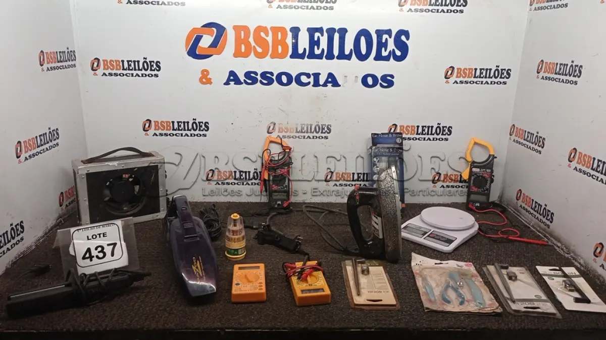 LOTE 437 - 01 CAIXA COM VÁRIOS MULTÍMETROS, 01 JOGO DE ALICATES DE UNHA, 01 BALANÇA, 01 FERRO DE PASSAR, 01 PRANCHA DE CABELO E MATERIAIS DIVERSOS. (NO ESTADO) ATENÇÃO! FAZER A VISITAÇÃO ANTES DE ARREMATAR, NÃO SABEMOS SE FUNCIONA, LEILÃO NÃO TEM GARANTIA E NEM DEVOLUÇÃO, SUJEITO A POSSÍVEIS AVARIAS VISÍVEIS/OCULTAS E/OU AUSÊNCIA DE COMPONENTES.