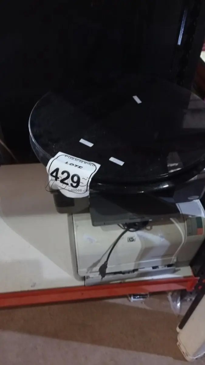 LOTE 429 - 02 IMPRESSORAS MARCA HP E EPSON E 02 TAMPOS DE MESAS PEQUENAS EM MADEIRA. (NO ESTADO) ATENÇÃO! FAZER A VISITAÇÃO ANTES DE ARREMATAR, NÃO SABEMOS SE FUNCIONA, LEILÃO NÃO TEM GARANTIA E NEM DEVOLUÇÃO, SUJEITO A POSSÍVEIS AVARIAS VISÍVEIS/OCULTAS E/OU AUSÊNCIA DE COMPONENTES.