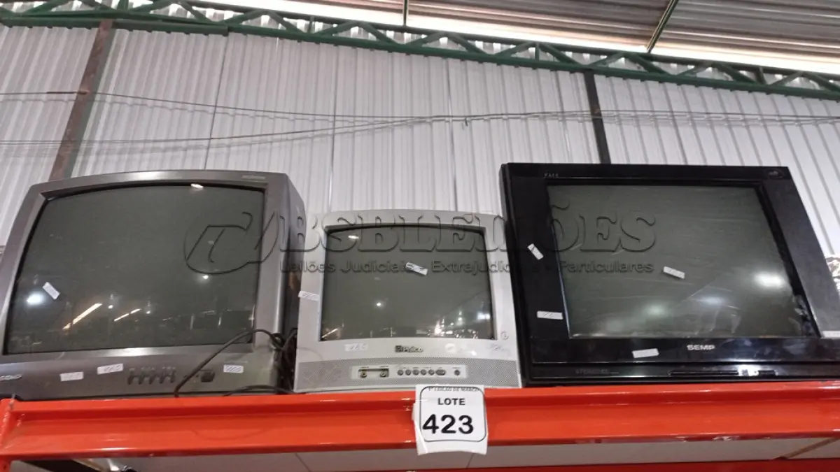 LOTE 423 - 03 TVS DE TUBO MARCA SEMP E 01 TV DE TUBO MARCA PHILCO. (NO ESTADO) ATENÇÃO! FAZER A VISITAÇÃO ANTES DE ARREMATAR, NÃO SABEMOS SE FUNCIONA, LEILÃO NÃO TEM GARANTIA E NEM DEVOLUÇÃO, SUJEITO A POSSÍVEIS AVARIAS VISÍVEIS/OCULTAS E/OU AUSÊNCIA DE COMPONENTES.