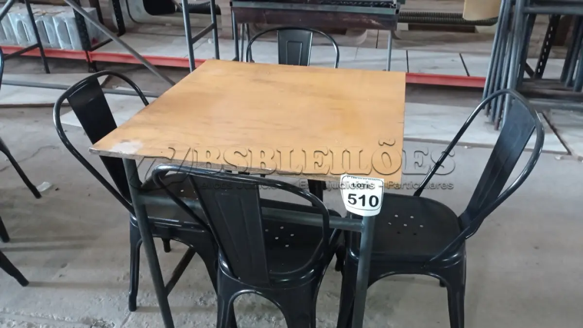 LOTE 510 - 01 MESA DE FERRO COM TAMPO EM MADEIRA E 04 CADEIRAS DE FERRO. (NO ESTADO) ATENÇÃO! FAZER A VISITAÇÃO ANTES DE ARREMATAR, NÃO SABEMOS SE FUNCIONA, LEILÃO NÃO TEM GARANTIA E NEM DEVOLUÇÃO, SUJEITO A POSSÍVEIS AVARIAS VISÍVEIS/OCULTAS E/OU AUSÊNCIA DE COMPONENTES.