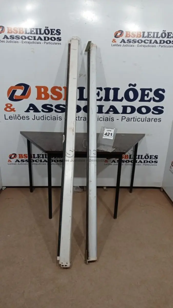 LOTE 421 - 02 TELAS DE PROJEÇÃO. (NO ESTADO) ATENÇÃO! FAZER A VISITAÇÃO ANTES DE ARREMATAR, NÃO SABEMOS SE FUNCIONA, LEILÃO NÃO TEM GARANTIA E NEM DEVOLUÇÃO, SUJEITO A POSSÍVEIS AVARIAS VISÍVEIS/OCULTAS E/OU AUSÊNCIA DE COMPONENTES.
