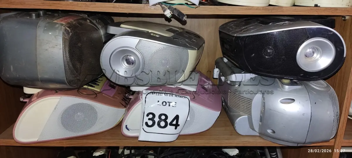 LOTE 384 - 06 APARELHOS DE SOM PORTÁTEIS DE MARCAS E MODELOS DIVERSOS. (NO ESTADO) ATENÇÃO! FAZER A VISITAÇÃO ANTES DE ARREMATAR, NÃO SABEMOS SE FUNCIONA, LEILÃO NÃO TEM GARANTIA E NEM DEVOLUÇÃO, SUJEITO A POSSÍVEIS AVARIAS VISÍVEIS/OCULTAS E/OU AUSÊNCIA DE COMPONENTES.