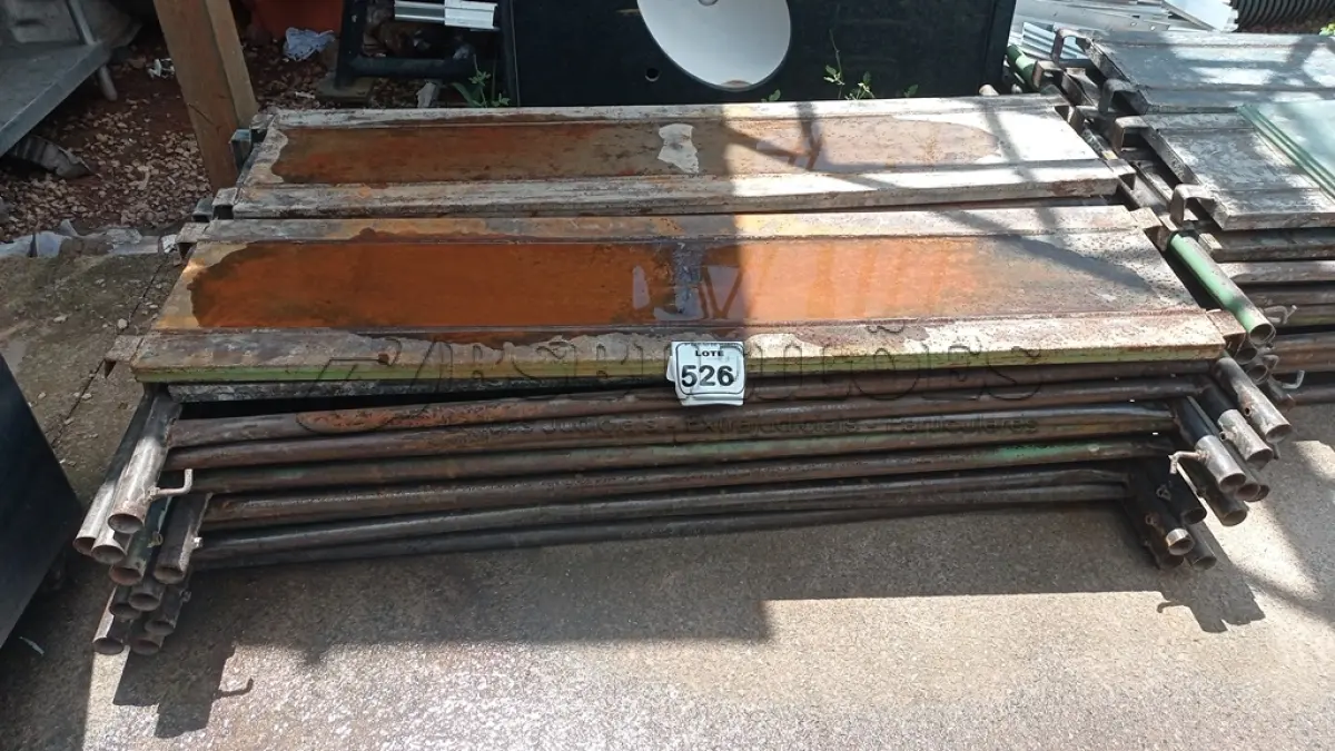 LOTE 526 - 10 PEÇAS DE ANDAIMES DE 1X1,5M E 04 PISOS METÁLICOS. (NO ESTADO) ATENÇÃO! FAZER A VISITAÇÃO ANTES DE ARREMATAR, NÃO SABEMOS SE FUNCIONA, LEILÃO NÃO TEM GARANTIA E NEM DEVOLUÇÃO, SUJEITO A POSSÍVEIS AVARIAS VISÍVEIS/OCULTAS E/OU AUSÊNCIA DE COMPONENTES.
