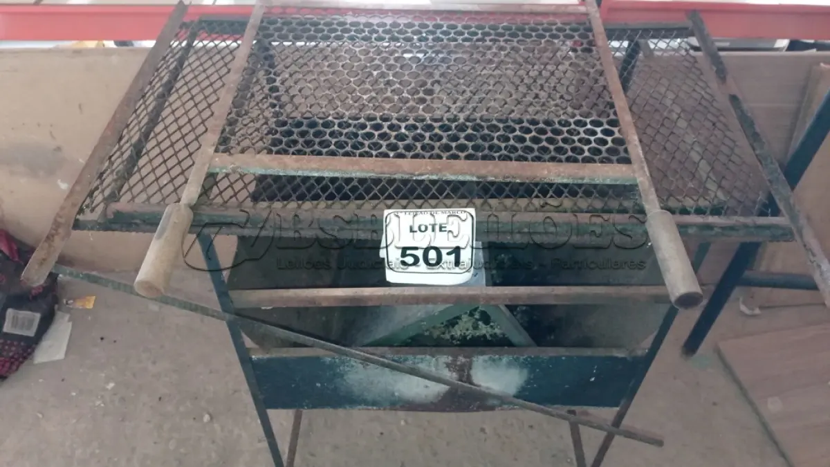 LOTE 501 - 01 CHURRASQUEIRA DE FERRO. (NO ESTADO) ATENÇÃO! FAZER A VISITAÇÃO ANTES DE ARREMATAR, NÃO SABEMOS SE FUNCIONA, LEILÃO NÃO TEM GARANTIA E NEM DEVOLUÇÃO, SUJEITO A POSSÍVEIS AVARIAS VISÍVEIS/OCULTAS E/OU AUSÊNCIA DE COMPONENTES.