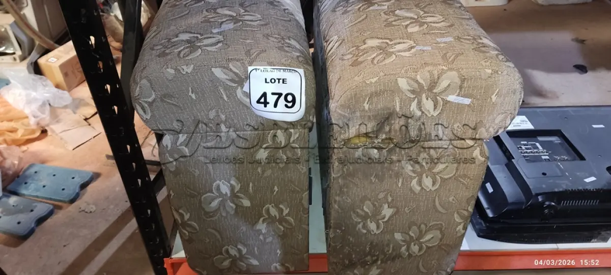 LOTE 479 - 02 BAÚS ALMOFADADO. (NO ESTADO) ATENÇÃO! FAZER A VISITAÇÃO ANTES DE ARREMATAR, NÃO SABEMOS SE FUNCIONA, LEILÃO NÃO TEM GARANTIA E NEM DEVOLUÇÃO, SUJEITO A POSSÍVEIS AVARIAS VISÍVEIS/OCULTAS E/OU AUSÊNCIA DE COMPONENTES.