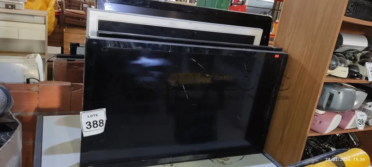 LOTE 388 - 04 TVS LCD DE MARCAS E TAMANHOS DIVERSOS. (NO ESTADO) ATENÇÃO! FAZER A VISITAÇÃO ANTES DE ARREMATAR, NÃO SABEMOS SE FUNCIONA, LEILÃO NÃO TEM GARANTIA E NEM DEVOLUÇÃO, SUJEITO A POSSÍVEIS AVARIAS VISÍVEIS/OCULTAS E/OU AUSÊNCIA DE COMPONENTES.