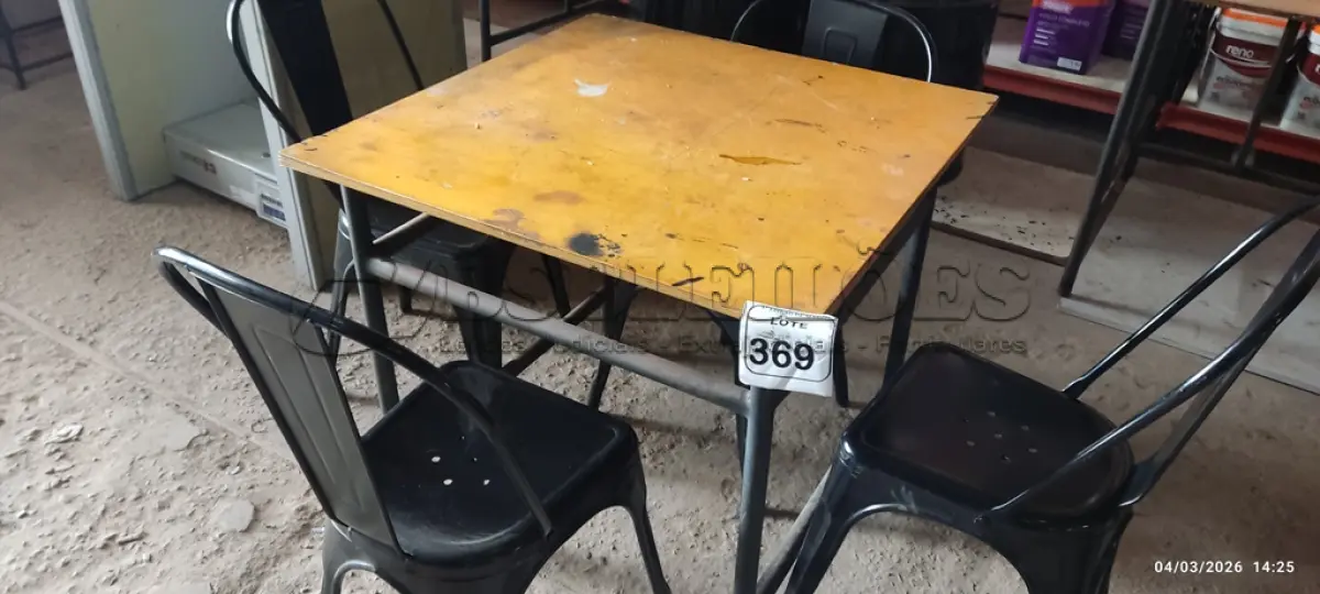 LOTE 369 - 01 MESA DE FERRO COM TAMPO EM MADEIRA E 04 CADEIRAS DE FERRO (NO ESTADO) ATENÇÃO! FAZER A VISITAÇÃO ANTES DE ARREMATAR, NÃO SABEMOS SE FUNCIONA, LEILÃO NÃO TEM GARANTIA E NEM DEVOLUÇÃO, SUJEITO A POSSÍVEIS AVARIAS VISÍVEIS/OCULTAS E/OU AUSÊNCIA DE COMPONENTES. (NO ESTADO) ATENÇÃO! FAZER A VISITAÇÃO ANTES DE ARREMATAR, NÃO SABEMOS SE FUNCIONA, LEILÃO NÃO TEM GARANTIA E NEM DEVOLUÇÃO, SUJEITO A POSSÍVEIS AVARIAS VISÍVEIS/OCULTAS E/OU AUSÊNCIA DE COMPONENTES.