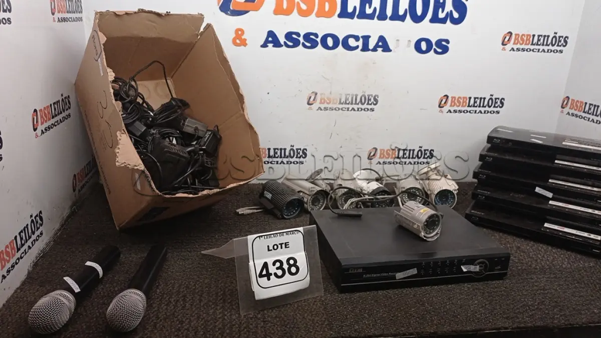 LOTE 438 - 05 APARELHOS BLU-RAY E 01 CAIXA COM VÁRIAS FONTES DE NOTEBOOK, 01 DVR, 02 MICROFONES E VÁRIAS CÂMERAS DE SEGURANÇA DE MARCA E MODELOS DIVERSOS. (NO ESTADO) ATENÇÃO! FAZER A VISITAÇÃO ANTES DE ARREMATAR, NÃO SABEMOS SE FUNCIONA, LEILÃO NÃO TEM GARANTIA E NEM DEVOLUÇÃO, SUJEITO A POSSÍVEIS AVARIAS VISÍVEIS/OCULTAS E/OU AUSÊNCIA DE COMPONENTES.