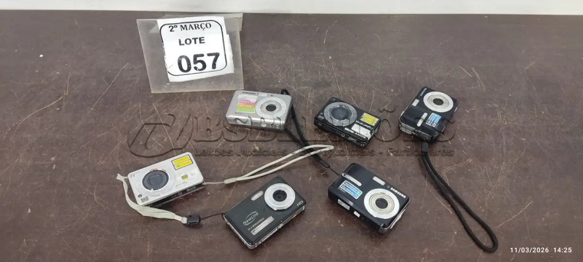 LOTE 057 - 06 CÂMERAS DIGITAIS DE MARCAS E MODELOS DIVERSOS. (NO ESTADO) ATENÇÃO! FAZER A VISITAÇÃO ANTES DE ARREMATAR, NÃO SABEMOS SE FUNCIONA, LEILÃO NÃO TEM GARANTIA E NEM DEVOLUÇÃO, SUJEITO A POSSÍVEIS AVARIAS VISÍVEIS/OCULTAS E/OU AUSÊNCIA DE COMPONENTES.