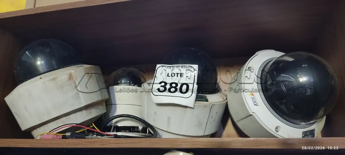 LOTE 380 - 04 CÂMERAS TIPO DOME MARCA AXIS. (NO ESTADO) ATENÇÃO! FAZER A VISITAÇÃO ANTES DE ARREMATAR, NÃO SABEMOS SE FUNCIONA, LEILÃO NÃO TEM GARANTIA E NEM DEVOLUÇÃO, SUJEITO A POSSÍVEIS AVARIAS VISÍVEIS/OCULTAS E/OU AUSÊNCIA DE COMPONENTES.
