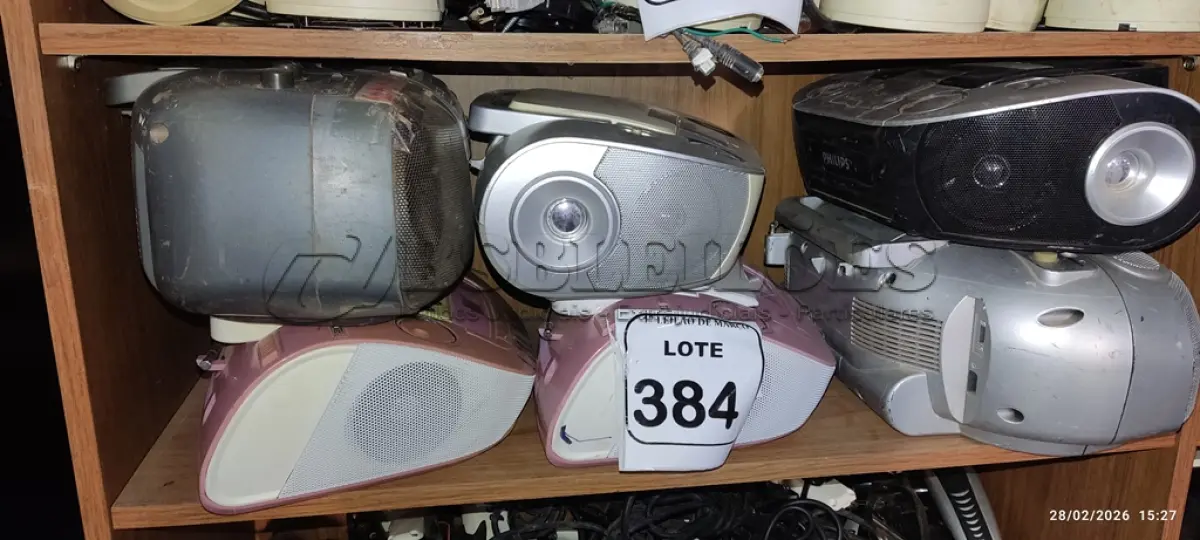 LOTE 384 - 06 APARELHOS DE SOM PORTÁTEIS DE MARCAS E MODELOS DIVERSOS. (NO ESTADO) ATENÇÃO! FAZER A VISITAÇÃO ANTES DE ARREMATAR, NÃO SABEMOS SE FUNCIONA, LEILÃO NÃO TEM GARANTIA E NEM DEVOLUÇÃO, SUJEITO A POSSÍVEIS AVARIAS VISÍVEIS/OCULTAS E/OU AUSÊNCIA DE COMPONENTES.