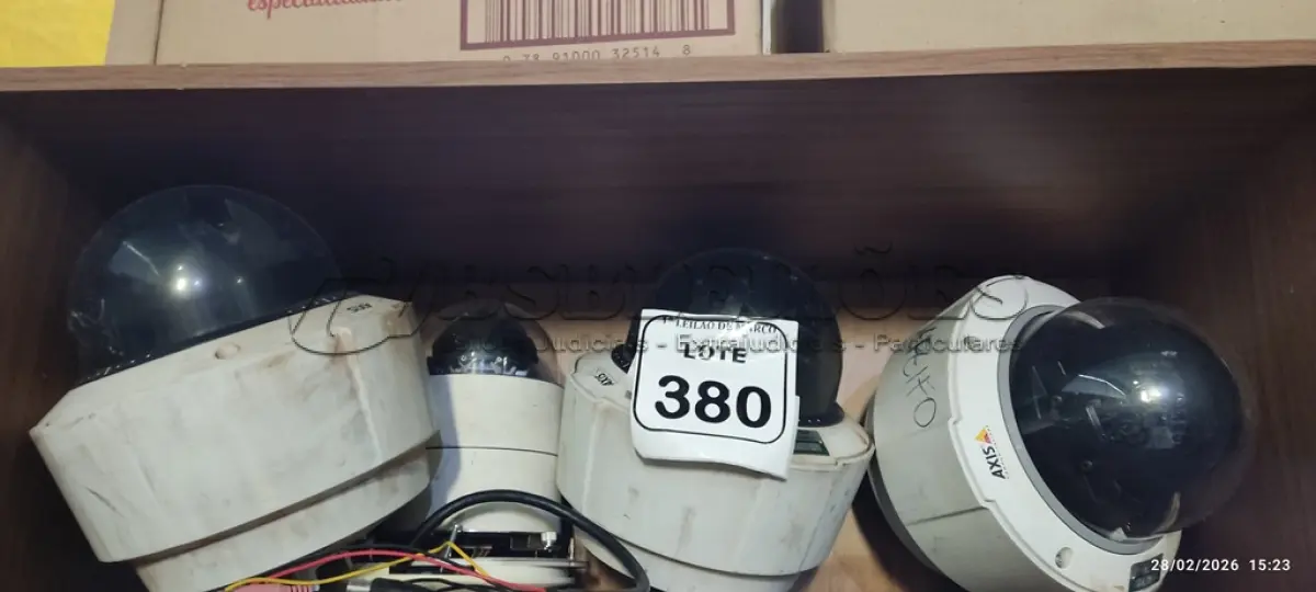 LOTE 380 - 04 CÂMERAS TIPO DOME MARCA AXIS. (NO ESTADO) ATENÇÃO! FAZER A VISITAÇÃO ANTES DE ARREMATAR, NÃO SABEMOS SE FUNCIONA, LEILÃO NÃO TEM GARANTIA E NEM DEVOLUÇÃO, SUJEITO A POSSÍVEIS AVARIAS VISÍVEIS/OCULTAS E/OU AUSÊNCIA DE COMPONENTES.