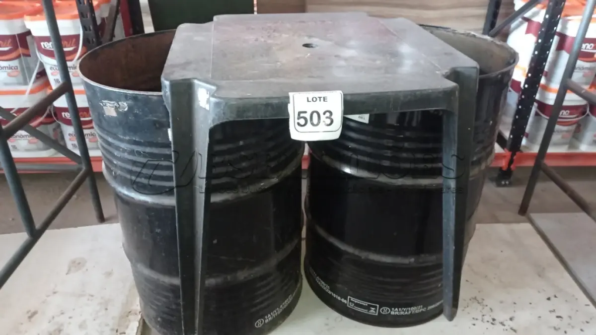 LOTE 503 - 02 TAMBORES DE FERRO E 01 MESA DE PLÁSTICO. (NO ESTADO) ATENÇÃO! FAZER A VISITAÇÃO ANTES DE ARREMATAR, NÃO SABEMOS SE FUNCIONA, LEILÃO NÃO TEM GARANTIA E NEM DEVOLUÇÃO, SUJEITO A POSSÍVEIS AVARIAS VISÍVEIS/OCULTAS E/OU AUSÊNCIA DE COMPONENTES.