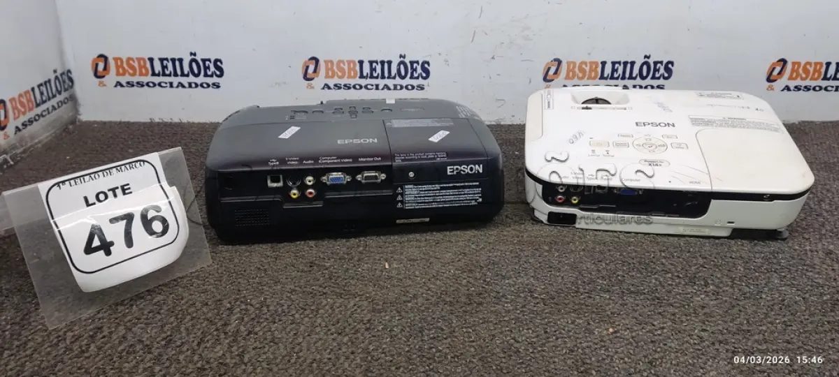 LOTE 476 - 02 PROJETORES MARCA EPSON. (NO ESTADO) ATENÇÃO! FAZER A VISITAÇÃO ANTES DE ARREMATAR, NÃO SABEMOS SE FUNCIONA, LEILÃO NÃO TEM GARANTIA E NEM DEVOLUÇÃO, SUJEITO A POSSÍVEIS AVARIAS VISÍVEIS/OCULTAS E/OU AUSÊNCIA DE COMPONENTES.