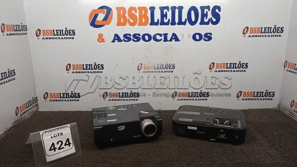 LOTE 424 - 02 PROJETORES MARCAS EPSON E VIEW SONIC. (NO ESTADO) ATENÇÃO! FAZER A VISITAÇÃO ANTES DE ARREMATAR, NÃO SABEMOS SE FUNCIONA, LEILÃO NÃO TEM GARANTIA E NEM DEVOLUÇÃO, SUJEITO A POSSÍVEIS AVARIAS VISÍVEIS/OCULTAS E/OU AUSÊNCIA DE COMPONENTES.