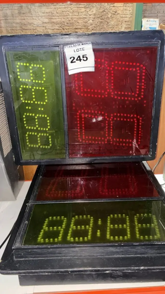 LOTE 245 - 02 PAINÉIS DE SENHA LUMINOSOS. (NO ESTADO) ATENÇÃO! FAZER A VISITAÇÃO ANTES DE ARREMATAR, NÃO SABEMOS SE FUNCIONA, LEILÃO NÃO TEM GARANTIA E NEM DEVOLUÇÃO, SUJEITO A POSSÍVEIS AVARIAS VISÍVEIS/OCULTAS E/OU AUSÊNCIA DE COMPONENTES.