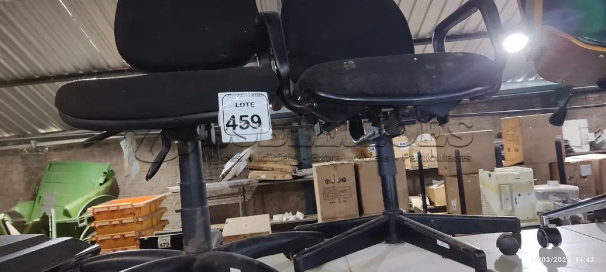 LOTE 459 - 02 CADEIRAS DE ESCRITÓRIO GIRATÓRIAS NA COR PRETA. (NO ESTADO) ATENÇÃO! FAZER A VISITAÇÃO ANTES DE ARREMATAR, NÃO SABEMOS SE FUNCIONA, LEILÃO NÃO TEM GARANTIA E NEM DEVOLUÇÃO, SUJEITO A POSSÍVEIS AVARIAS VISÍVEIS/OCULTAS E/OU AUSÊNCIA DE COMPONENTES.
