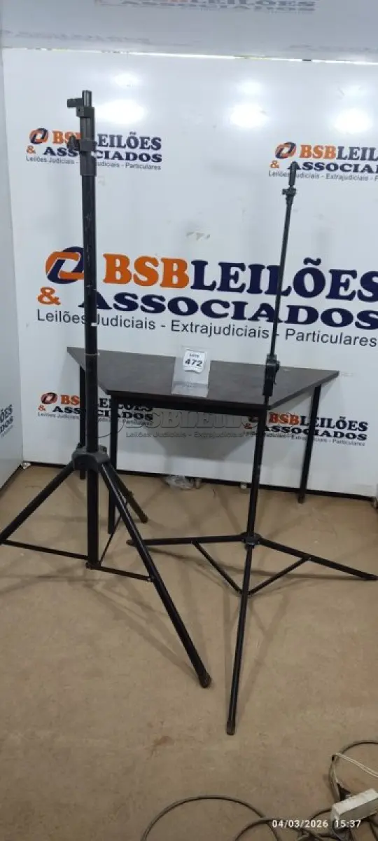 LOTE 472 - 02 TRIPÉS DE BANNER. (NO ESTADO) ATENÇÃO! FAZER A VISITAÇÃO ANTES DE ARREMATAR, NÃO SABEMOS SE FUNCIONA, LEILÃO NÃO TEM GARANTIA E NEM DEVOLUÇÃO, SUJEITO A POSSÍVEIS AVARIAS VISÍVEIS/OCULTAS E/OU AUSÊNCIA DE COMPONENTES.
