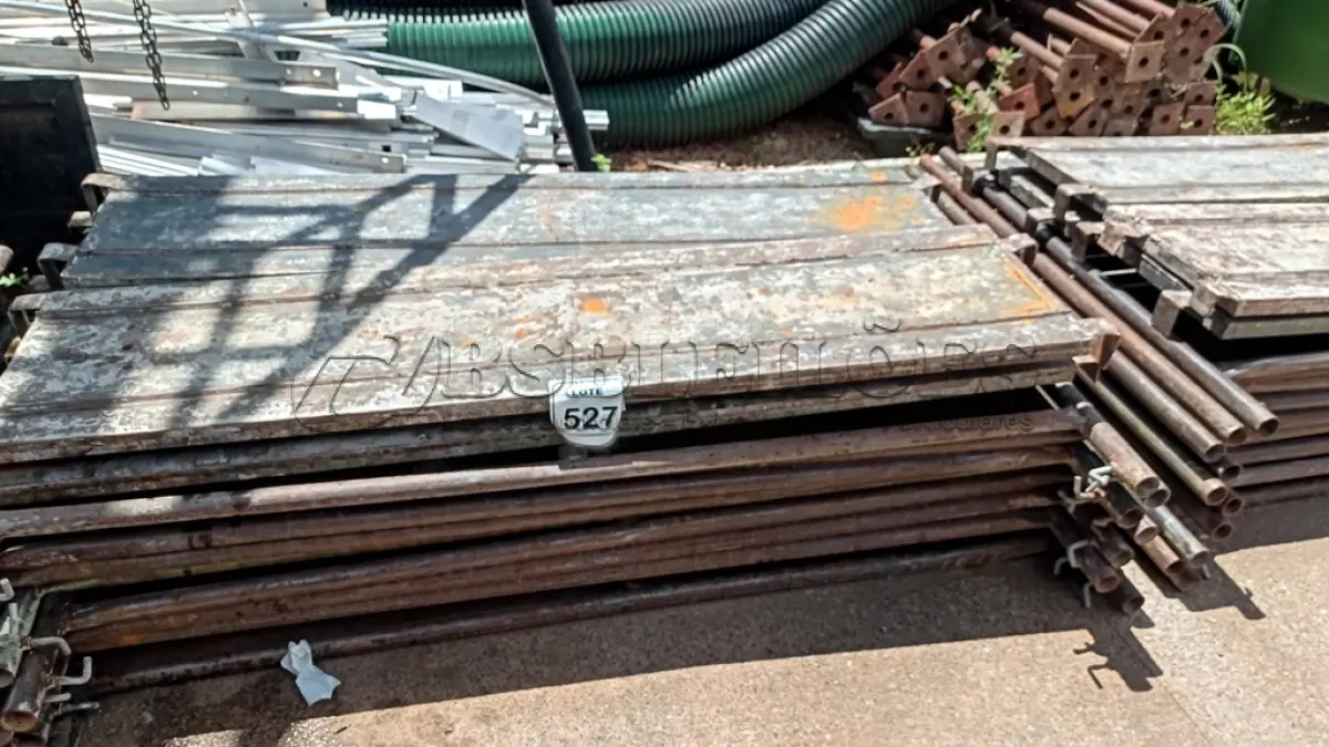 LOTE 527 - 10 PEÇAS DE ANDAIMES DE 1X1,5M E 04 PISOS METÁLICOS. (NO ESTADO) ATENÇÃO! FAZER A VISITAÇÃO ANTES DE ARREMATAR, NÃO SABEMOS SE FUNCIONA, LEILÃO NÃO TEM GARANTIA E NEM DEVOLUÇÃO, SUJEITO A POSSÍVEIS AVARIAS VISÍVEIS/OCULTAS E/OU AUSÊNCIA DE COMPONENTES.