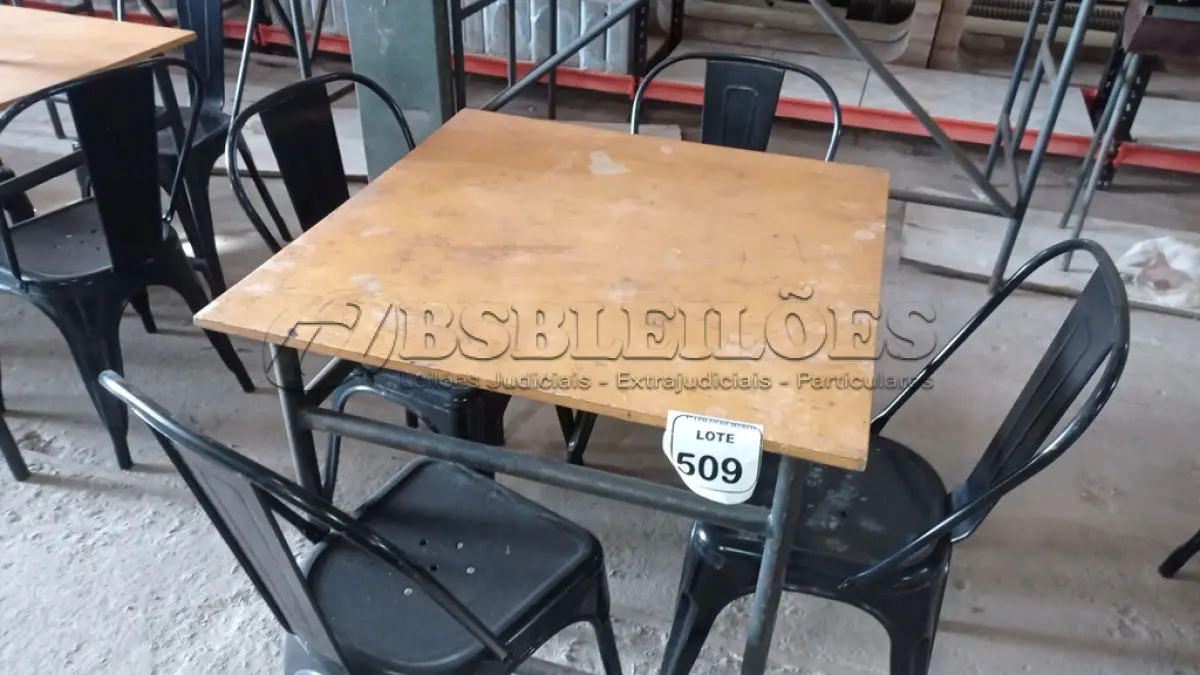 LOTE 509 - 01 MESA DE FERRO COM TAMPO EM MADEIRA E 04 CADEIRAS DE FERRO. (NO ESTADO) ATENÇÃO! FAZER A VISITAÇÃO ANTES DE ARREMATAR, NÃO SABEMOS SE FUNCIONA, LEILÃO NÃO TEM GARANTIA E NEM DEVOLUÇÃO, SUJEITO A POSSÍVEIS AVARIAS VISÍVEIS/OCULTAS E/OU AUSÊNCIA DE COMPONENTES.