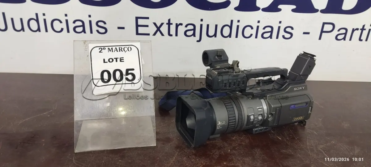 LOTE 005 - 01 FILMADORA MODELO DSR-PD150 MARCA SONY. (NO ESTADO) ATENÇÃO! FAZER A VISITAÇÃO ANTES DE ARREMATAR, NÃO SABEMOS SE FUNCIONA, LEILÃO NÃO TEM GARANTIA E NEM DEVOLUÇÃO, SUJEITO A POSSÍVEIS AVARIAS VISÍVEIS/OCULTAS E/OU AUSÊNCIA DE COMPONENTES.