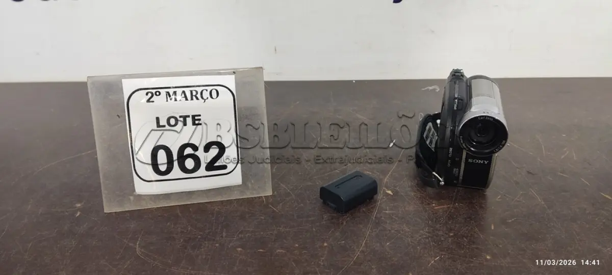 LOTE 062 - 01 FILMADORA MODELO HANDYCAM MARCA SONY. (NO ESTADO) ATENÇÃO! FAZER A VISITAÇÃO ANTES DE ARREMATAR, NÃO SABEMOS SE FUNCIONA, LEILÃO NÃO TEM GARANTIA E NEM DEVOLUÇÃO, SUJEITO A POSSÍVEIS AVARIAS VISÍVEIS/OCULTAS E/OU AUSÊNCIA DE COMPONENTES.