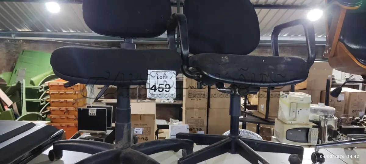 LOTE 459 - 02 CADEIRAS DE ESCRITÓRIO GIRATÓRIAS NA COR PRETA. (NO ESTADO) ATENÇÃO! FAZER A VISITAÇÃO ANTES DE ARREMATAR, NÃO SABEMOS SE FUNCIONA, LEILÃO NÃO TEM GARANTIA E NEM DEVOLUÇÃO, SUJEITO A POSSÍVEIS AVARIAS VISÍVEIS/OCULTAS E/OU AUSÊNCIA DE COMPONENTES.
