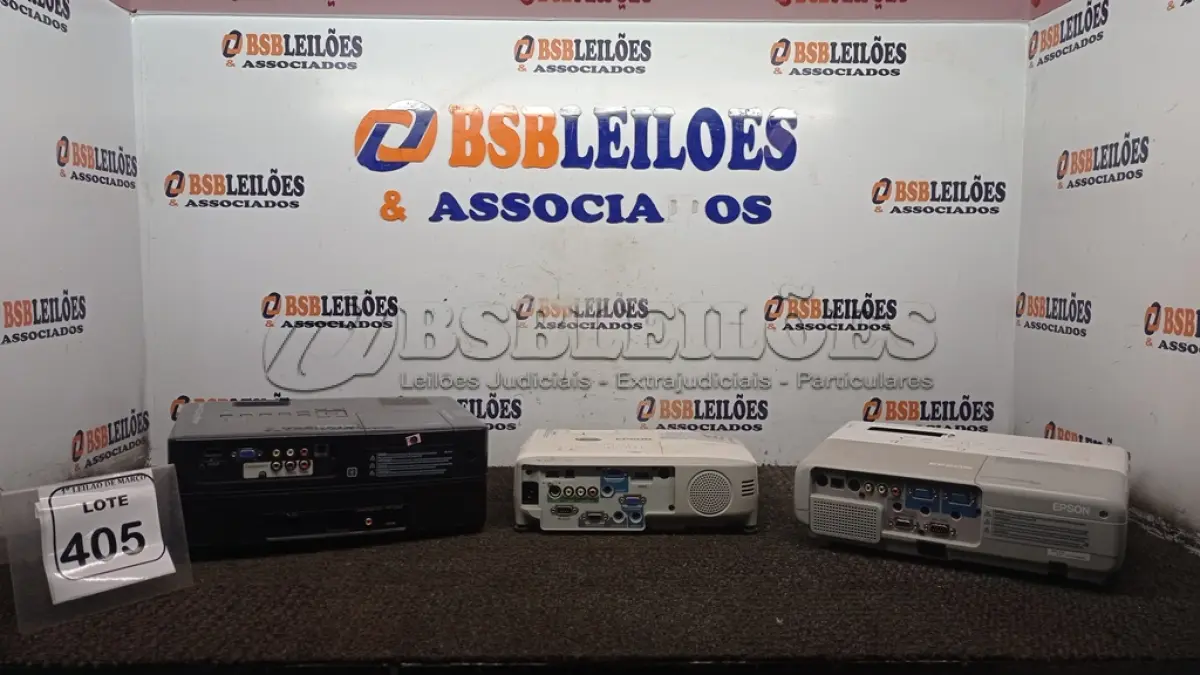 LOTE 405 - 03 PROJETORES MARCA EPSON. (NO ESTADO) ATENÇÃO! FAZER A VISITAÇÃO ANTES DE ARREMATAR, NÃO SABEMOS SE FUNCIONA, LEILÃO NÃO TEM GARANTIA E NEM DEVOLUÇÃO, SUJEITO A POSSÍVEIS AVARIAS VISÍVEIS/OCULTAS E/OU AUSÊNCIA DE COMPONENTES.